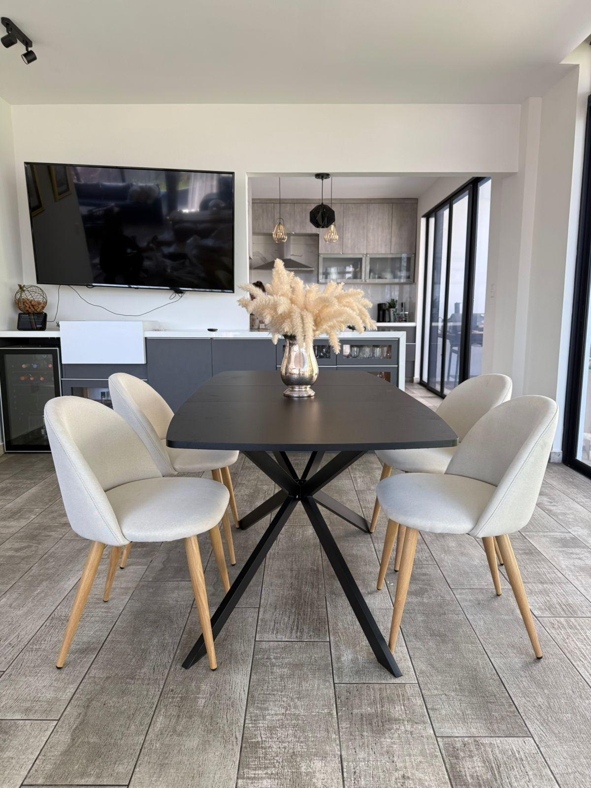 Mesa Spider Negra · Sillas Alma Beige