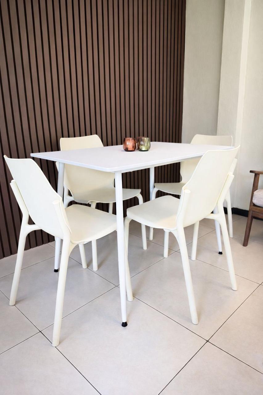 Mesa Blanca · Sillas Lumi Crema