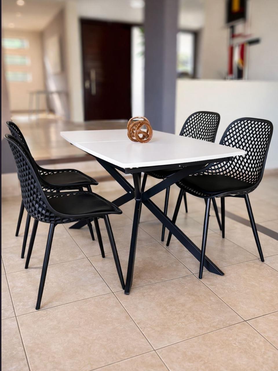 Mesa Extensible Blanca · Sillas Quadra Negro