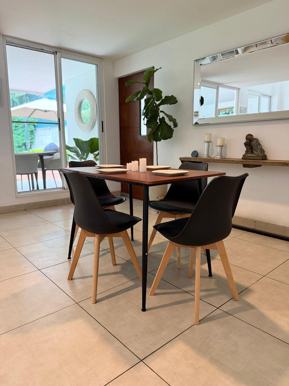 Mesa Wengué · Sillas Eames Tulip Negro