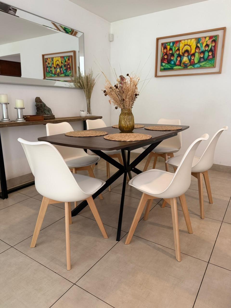 Mesa Spider Wengué · Sillas Eames Tulip Blanco