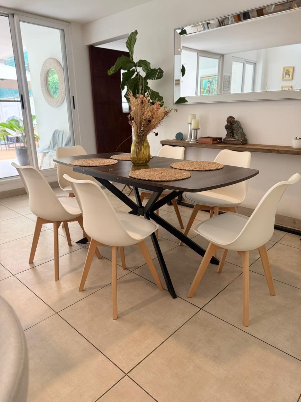 Mesa Spider Wengué · Sillas Eames Tulip Blanco 6P