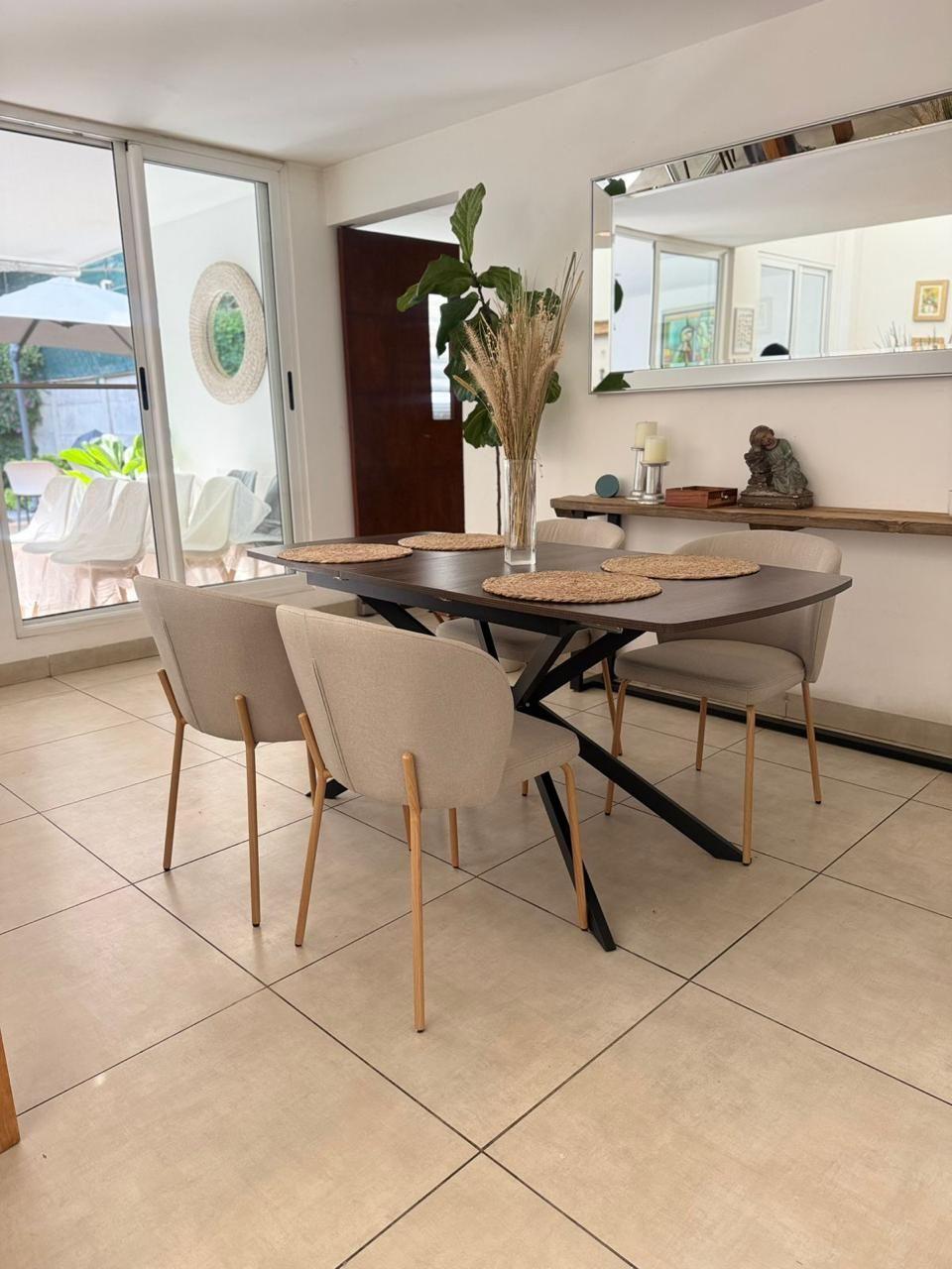 Mesa Spider Wengué · Sillas Alma Beige