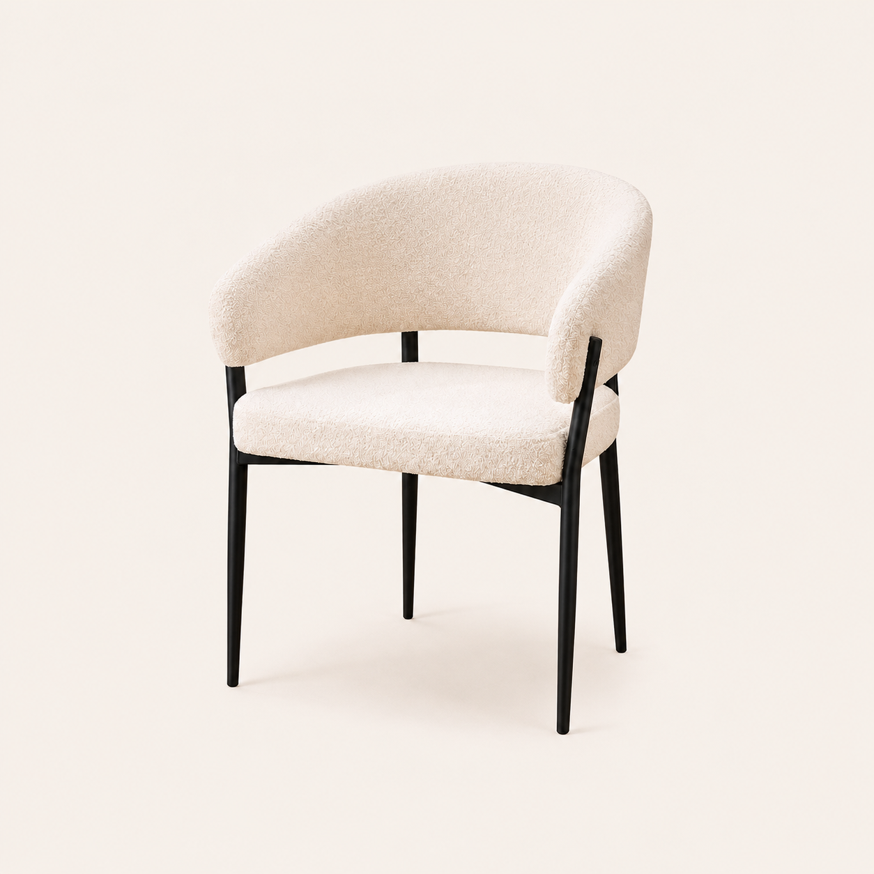 Silla Oslo tapizada en bouclé crema con patas metálicas negras para comedor